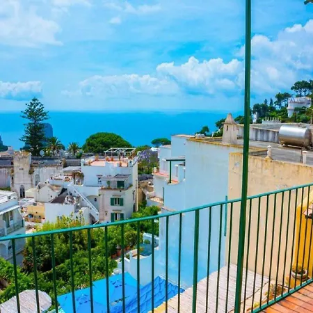 Con Vista Sulla Famosa Piazzetta 卡普里
